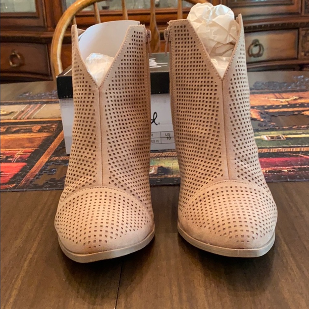 Quipd taupe ankle bootie! Only worn once